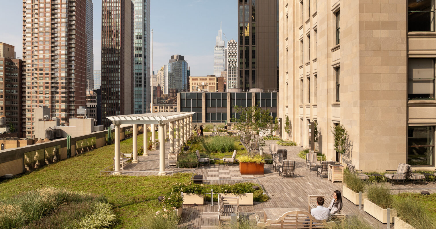 A rooftop garden features lush greenery and modern seating areas, offering a tranquil oasis amidst the urban skyline. The design includes wooden pergolas, diverse plantings, and city views, promoting relaxation and social interaction while blending natural elements with architectural elegance. Ideal for city dwellers seeking outdoor respite.